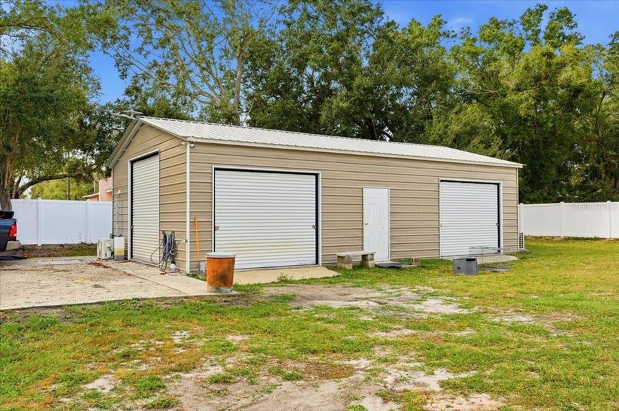 Exterior details and patio area of a home in , Auburndale (Image 29).