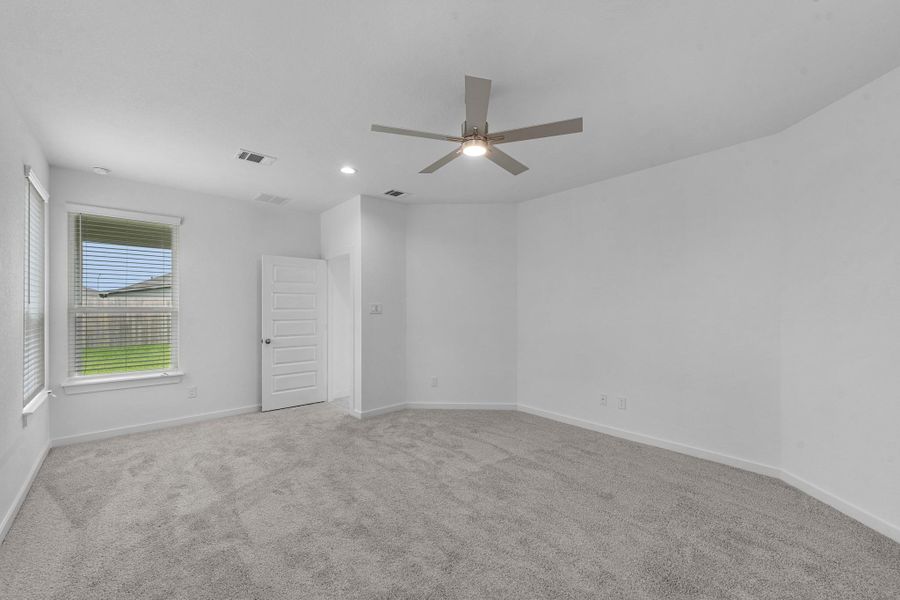 Spacious, unfurnished interior of a new home in Grand Mason Crossing, Katy (Image 14).