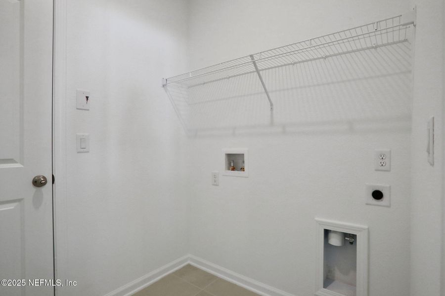 Spacious, unfurnished interior of a new home in Jennings Farm, Middleburg (Image 16).