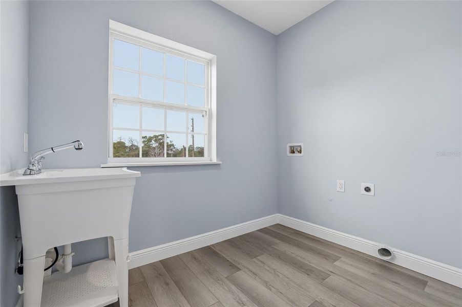 Spacious, unfurnished interior of a new home in , Tarpon Springs (Image 39).