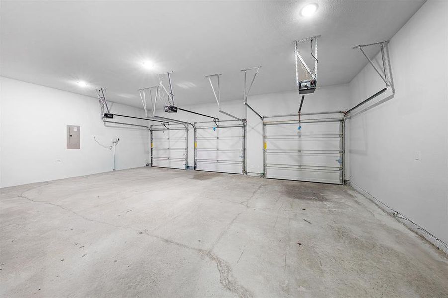 Spacious, unfurnished interior of a new home in , Greenville (Image 23).