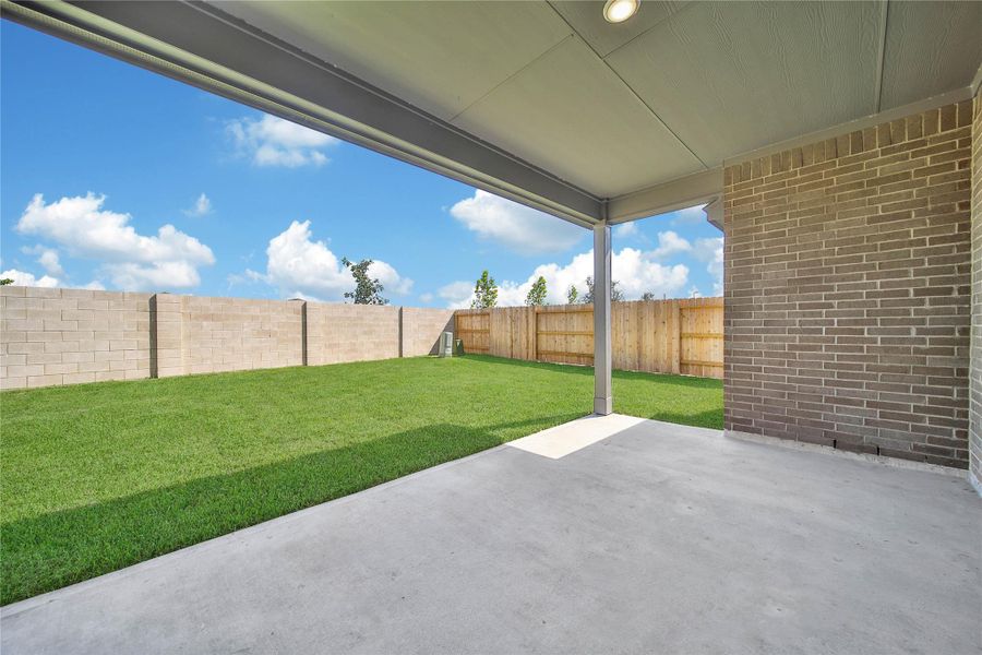Exterior details and patio area of a home in , Rosharon (Image 20).