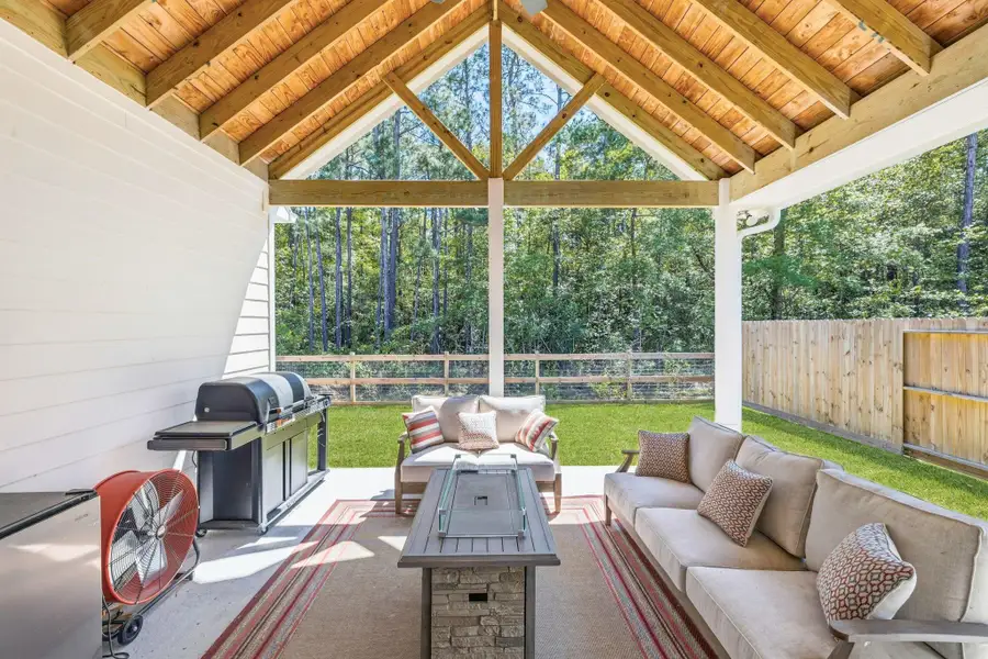 Exterior details and patio area of a home in , Anahuac (Image 3).