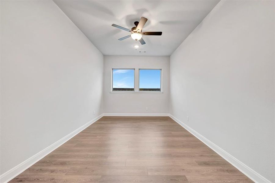 Spacious, unfurnished interior of a new home in Myrtle Creek, Waxahachie (Image 23).
