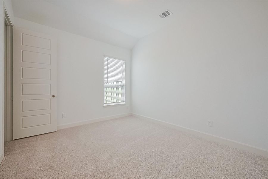 Spacious, unfurnished interior of a new home in Lago Mar, Texas City (Image 29).