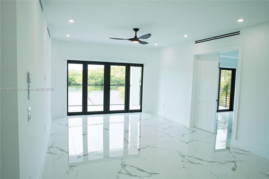 Spacious, unfurnished interior of a new home in , Tavernier (Image 43).