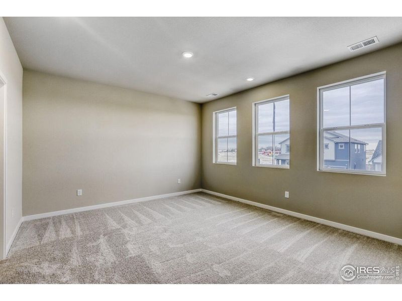 Spacious, unfurnished interior of a new home in Farmstead, Berthoud (Image 30).