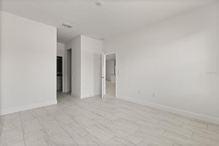 Spacious, unfurnished interior of a new home in , Citrus Springs (Image 14).