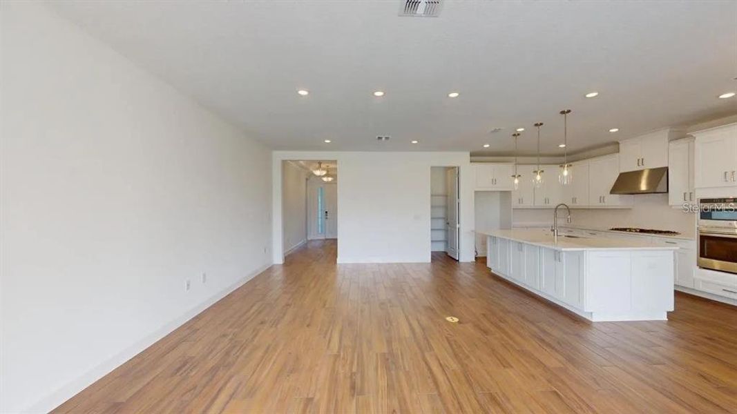 Spacious, unfurnished interior of a new home in Esplanade at Artisan Lakes, Palmetto (Image 7).