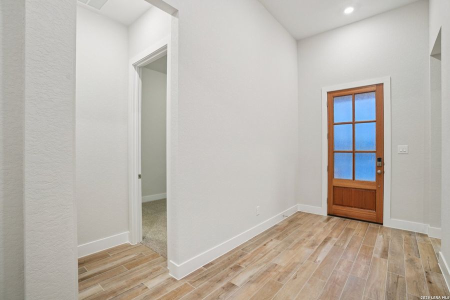 Spacious, unfurnished interior of a new home in Meyer Ranch, New Braunfels (Image 10).