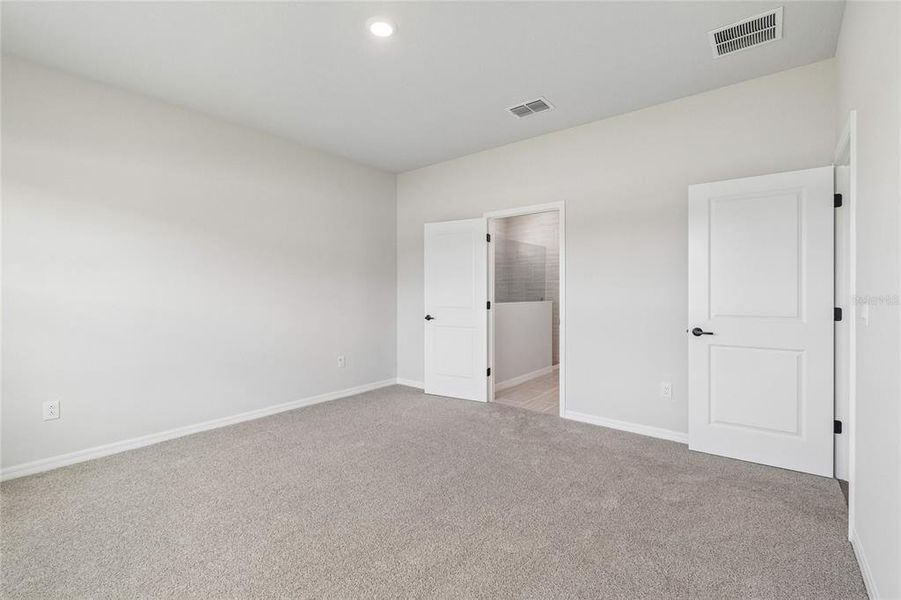 Spacious, unfurnished interior of a new home in Eastlyn, Bradenton (Image 8).