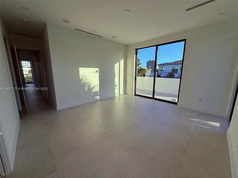 Spacious, unfurnished interior of a new home in , Surfside (Image 24).