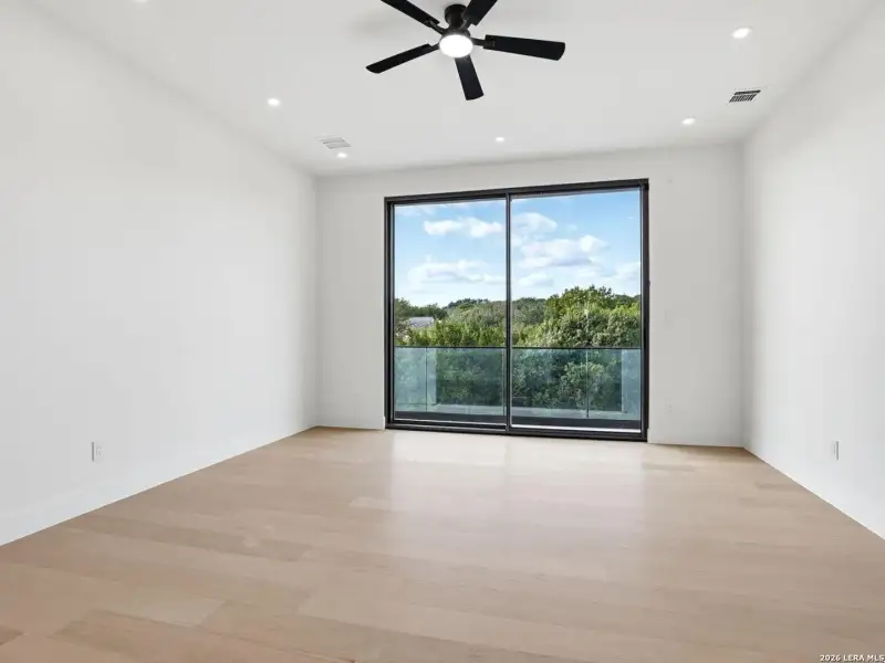Spacious, unfurnished interior of a new home in , San Antonio (Image 23).