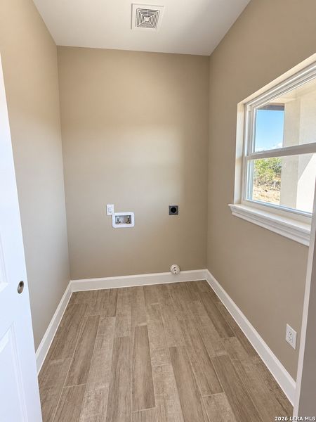 Spacious, unfurnished interior of a new home in , Eagle Pass (Image 9).