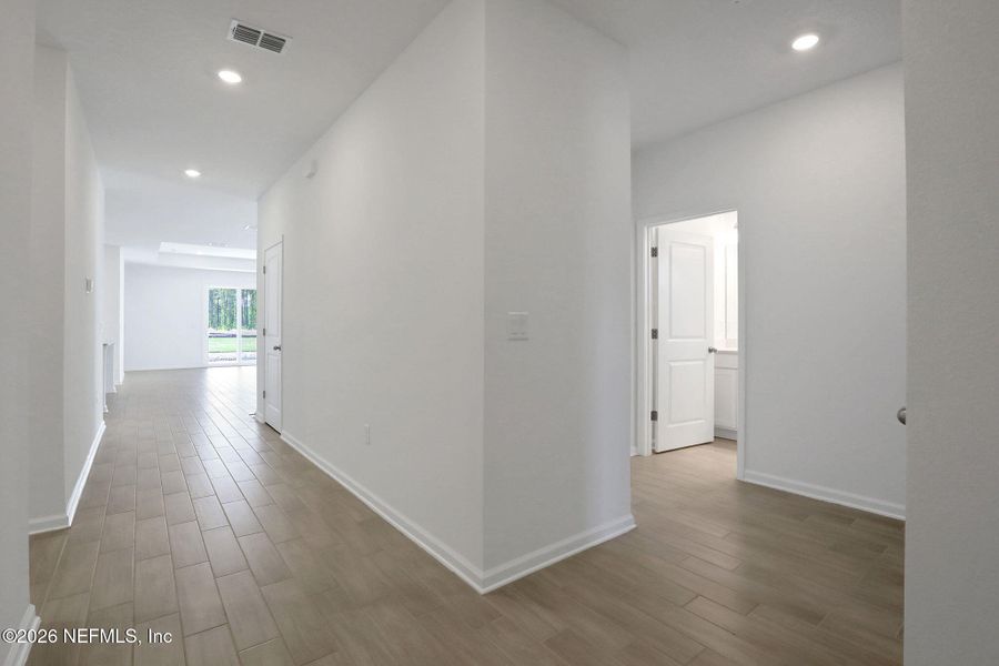 Spacious, unfurnished interior of a new home in Amberly, Green Cove Springs (Image 16).