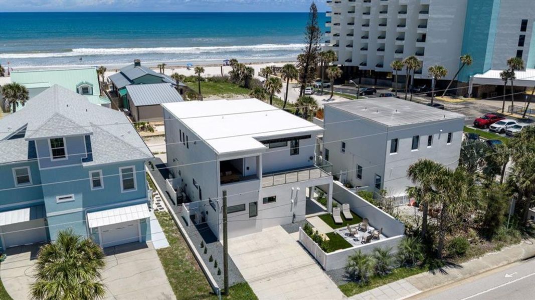 Condo located in New Smyrna Beach, FL showcasing its design and architecture (Image 7).