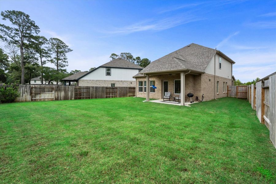 Exterior details and patio area of a home in Sorella, Tomball (Image 24).