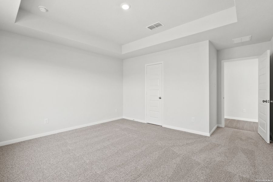 Spacious, unfurnished interior of a new home in Hunters Ranch, San Antonio (Image 20).
