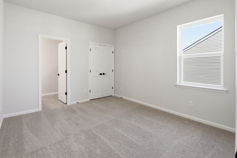 Spacious, unfurnished interior of a new home in The Oaks, Goose Creek (Image 30).
