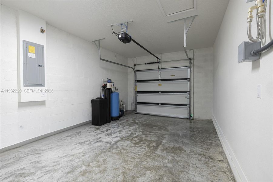 Spacious, unfurnished interior of a new home in , Palm Bay (Image 33).