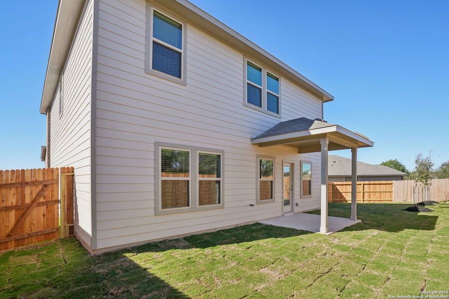 Exterior details and patio area of a home in Royal Crest, San Antonio (Image 4).