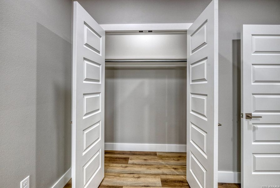 Spacious, unfurnished interior of a new home in , Uvalde (Image 23).