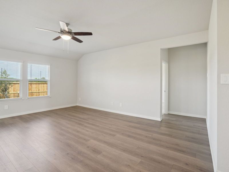 Spacious, unfurnished interior of a new home in Arcadia Ridge - Classic Series, San Antonio (Image 14).