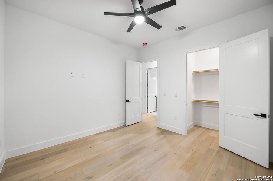 Spacious, unfurnished interior of a new home in , Bandera (Image 40).