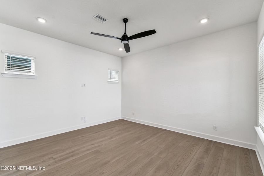 Spacious, unfurnished interior of a new home in , Jacksonville (Image 16).