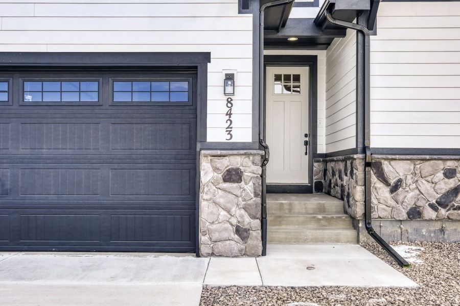 8423 David - Entryway