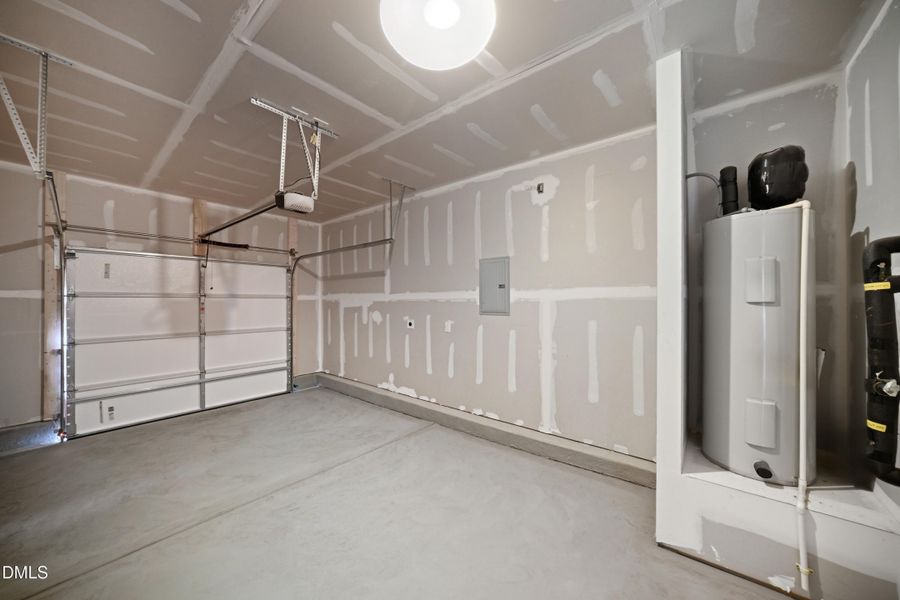 SUN_Everlee_Pic_CarsonII_QMI_229_Garage_