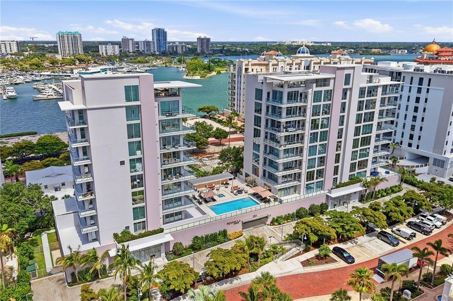 Condo located in Sarasota, FL showcasing its design and architecture (Image 25).
