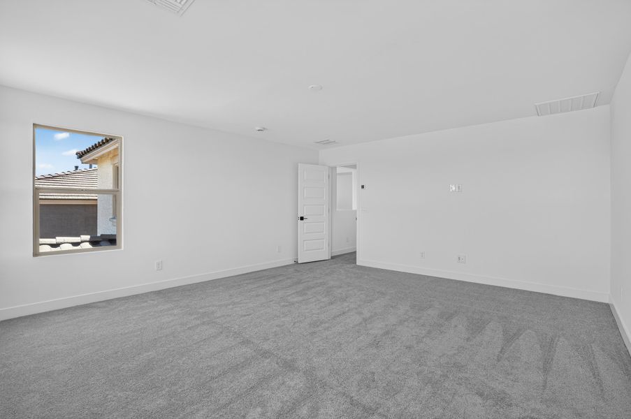 Spacious, unfurnished interior of a new home in Allen Ranches, Litchfield Park (Image 19).