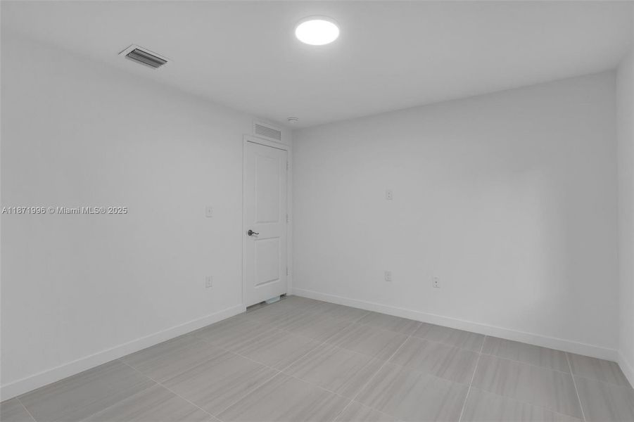 Spacious, unfurnished interior of a new home in , Miami Gardens (Image 16).
