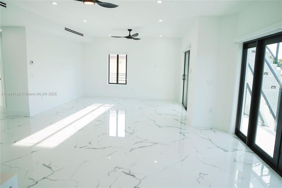 Spacious, unfurnished interior of a new home in , Tavernier (Image 45).