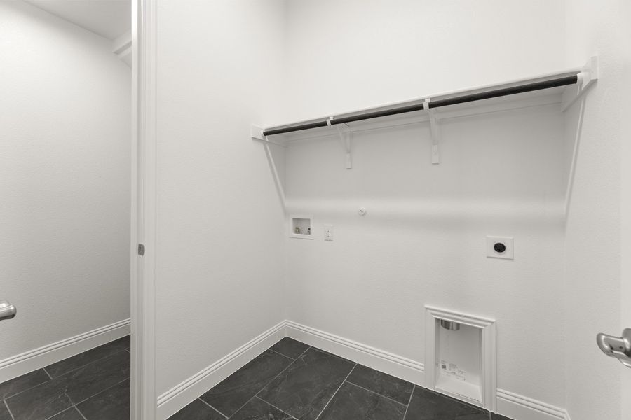 Spacious, unfurnished interior of a new home in Lake Shore Village, Rowlett (Image 25).