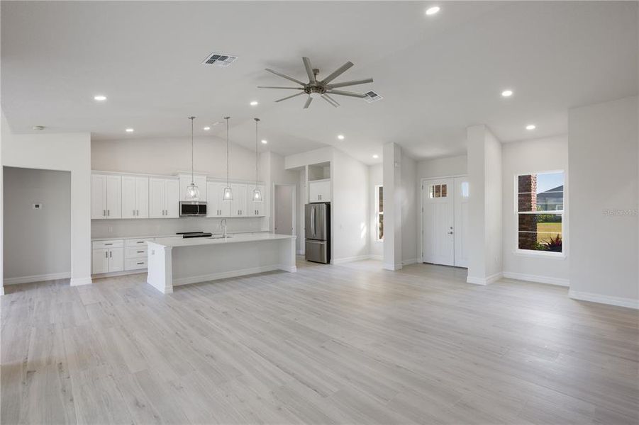 Spacious, unfurnished interior of a new home in , Lake Alfred (Image 17).