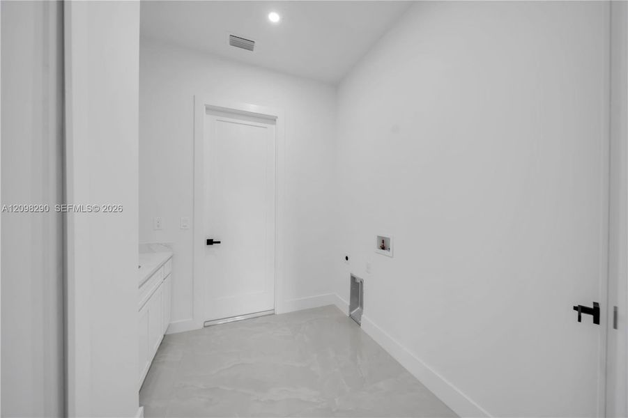 Spacious, unfurnished interior of a new home in , Lehigh Acres (Image 29).