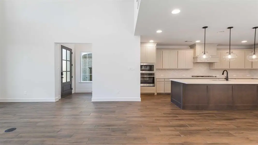 Spacious, unfurnished interior of a new home in The Parks At Wilson Creek 40', Celina (Image 15).