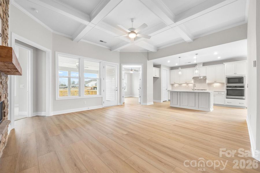 Spacious, unfurnished interior of a new home in Handsmill on Lake Wylie, York (Image 13).