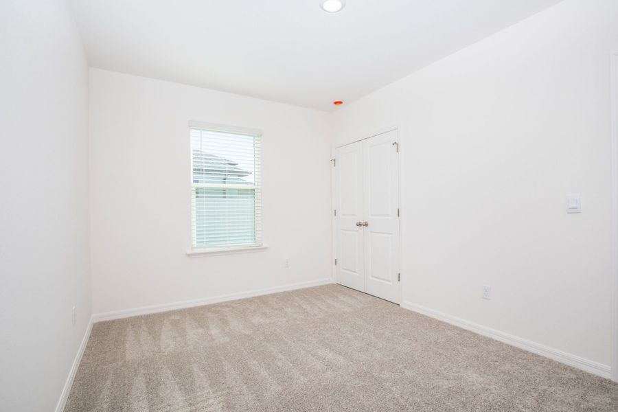 Spacious, unfurnished interior of a new home in Cape Coral, Cape Coral (Image 33).