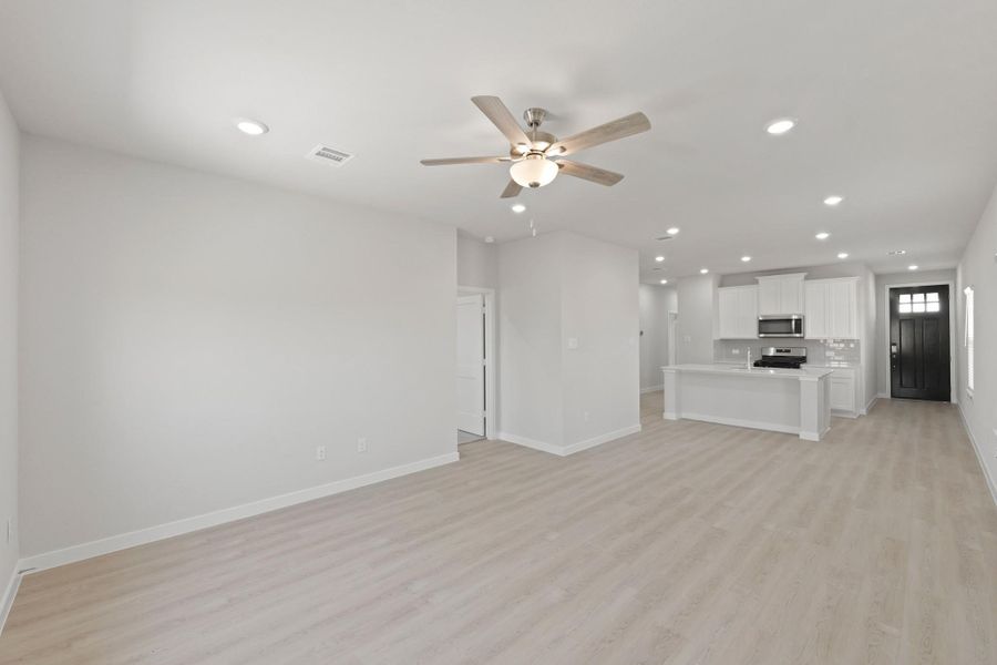 Spacious, unfurnished interior of a new home in River Ranch Trails, Dayton (Image 20).