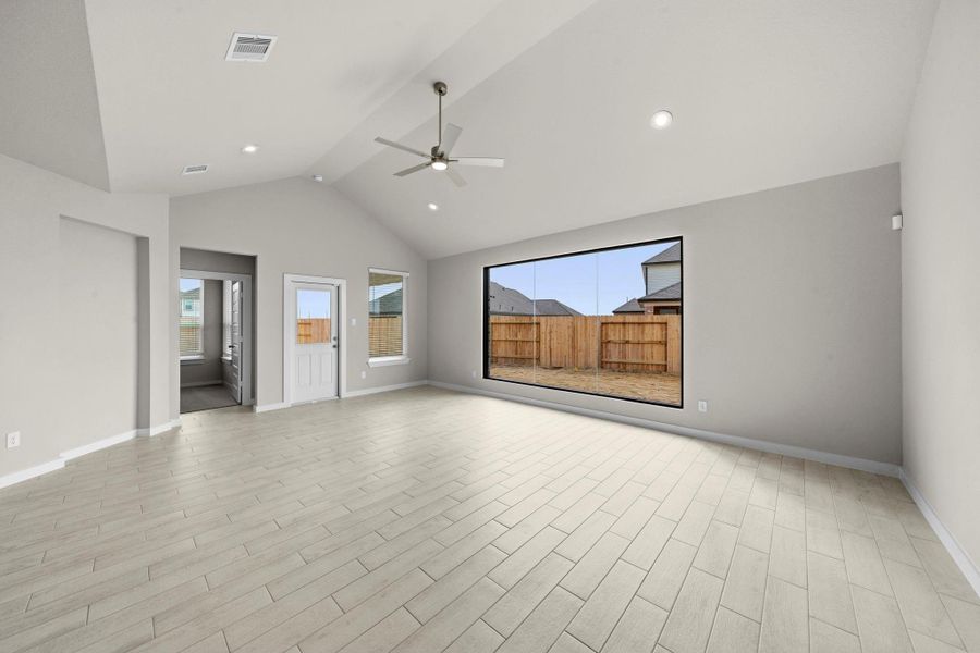 Spacious, unfurnished interior of a new home in Sunterra Lakes, Fulshear (Image 29). Spacious, unfurnished interior of a new home in Sunterra Lakes, Fulshear (Image 29).