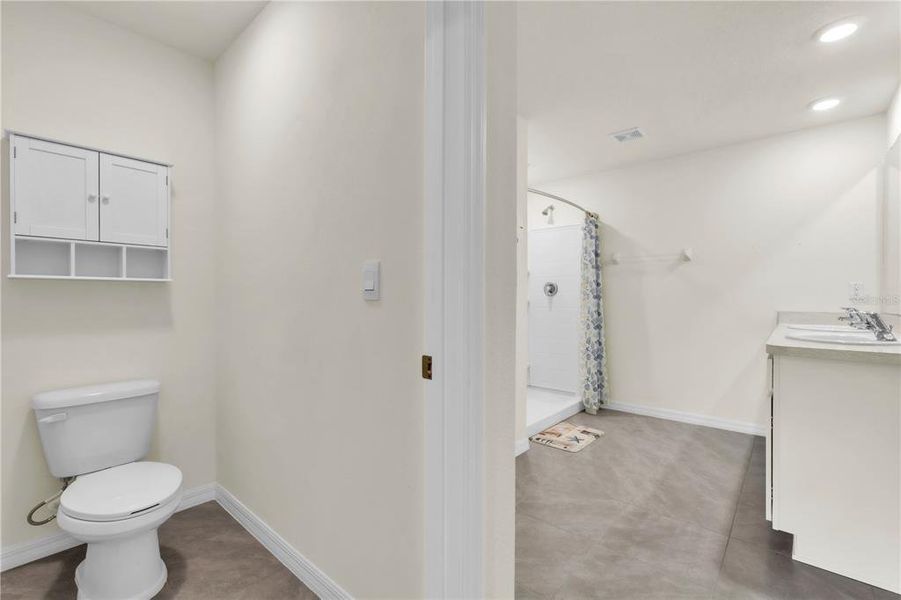 Spacious, unfurnished interior of a new home in River Park, Tampa (Image 15).