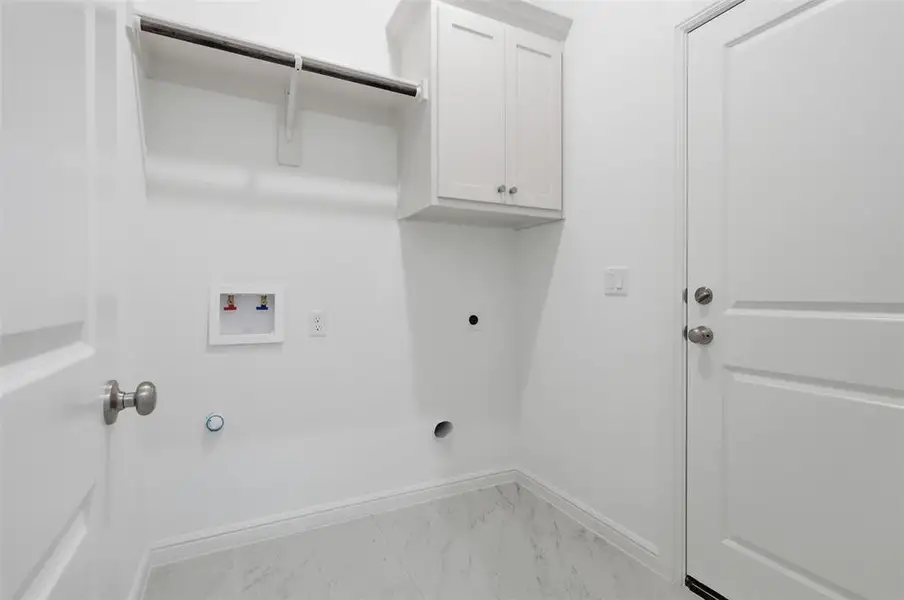 Spacious, unfurnished interior of a new home in , Tolar (Image 31).