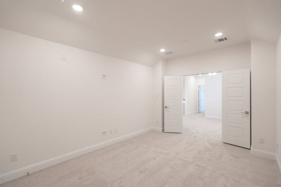 Spacious, unfurnished interior of a new home in Valencia on the Lake, Little Elm (Image 27).