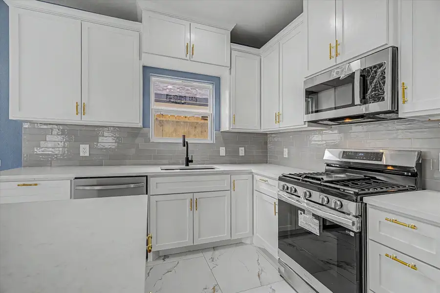 Fully equipped, move-in ready home. Fully equipped, move-in ready home.