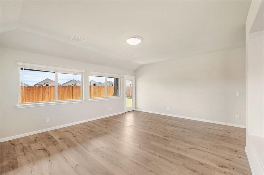 Spacious, unfurnished interior of a new home in Eagle Glen Elements, Alvarado (Image 22).