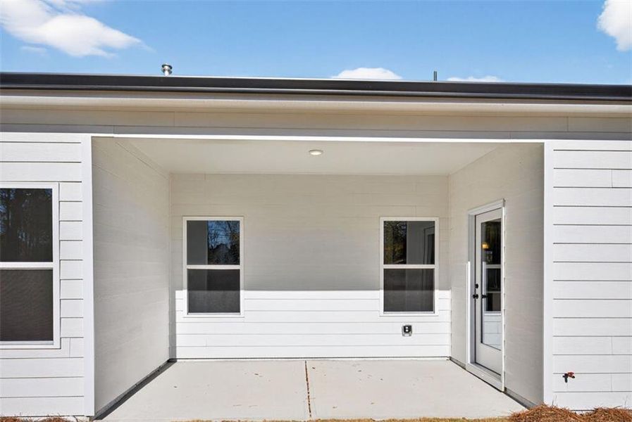 Exterior details and patio area of a home in Jones Ridge, Dallas (Image 3).
