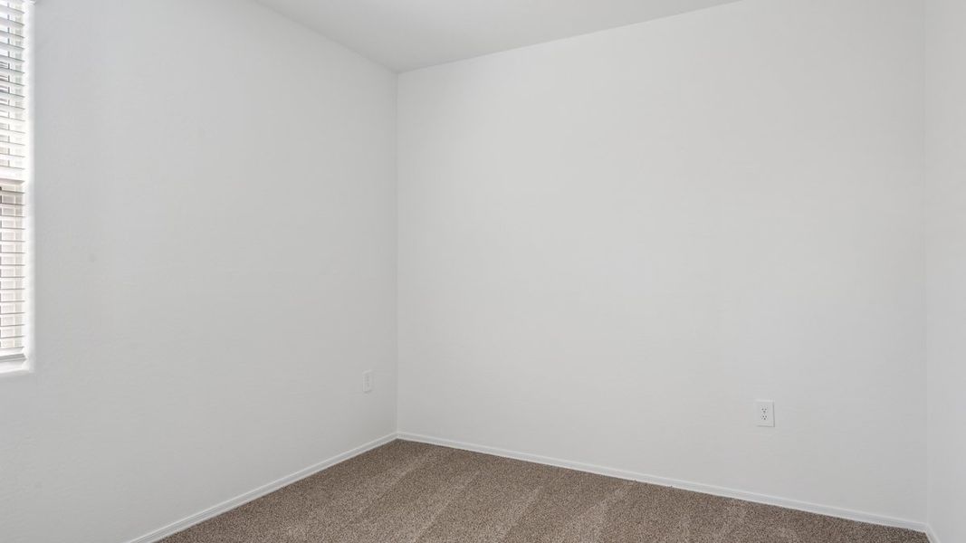 Spacious, unfurnished interior of a new home in Quail Ranch, San Tan Valley (Image 21).